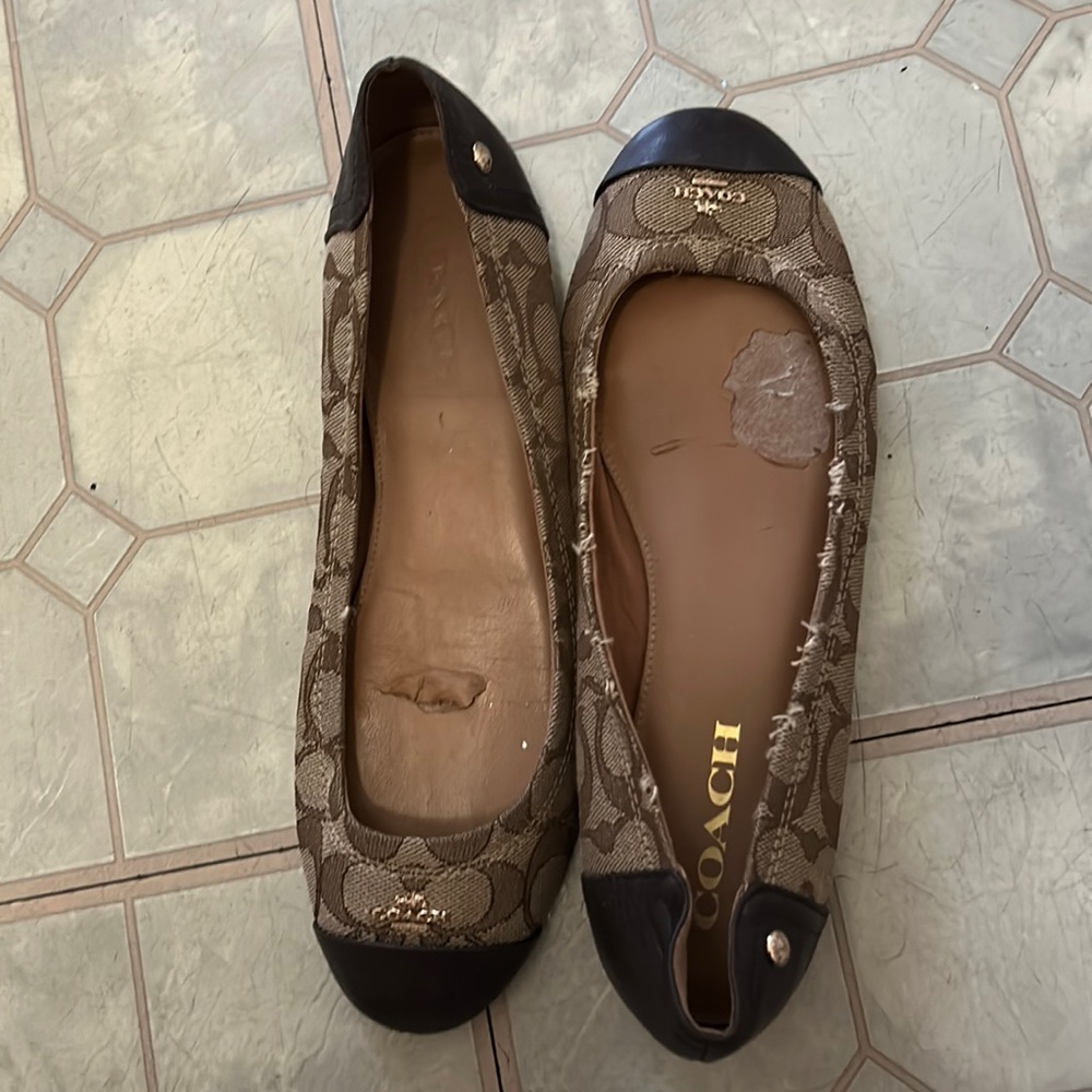 Coach flats size 8; free shipping.
